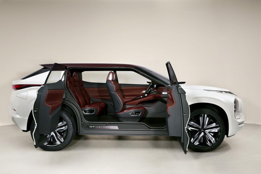  Mitsubishi GT-PHEV Concept 2016 года  (фото 11 из 30)